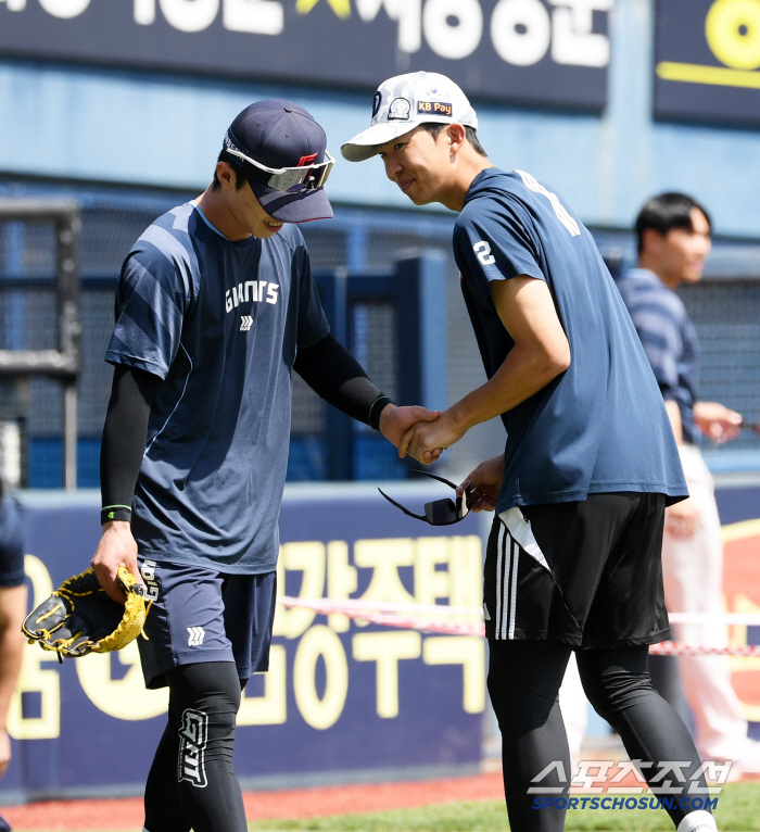 Lotte's Jeon Min-jae, who imitated Doosan's Kim Min-seok, gave a hot hug at Jamsil Stadium the day before the game of fate