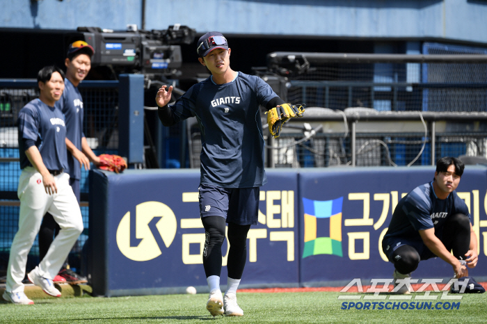 Lotte's Jeon Min-jae, who imitated Doosan's Kim Min-seok, gave a hot hug at Jamsil Stadium the day before the game of fate