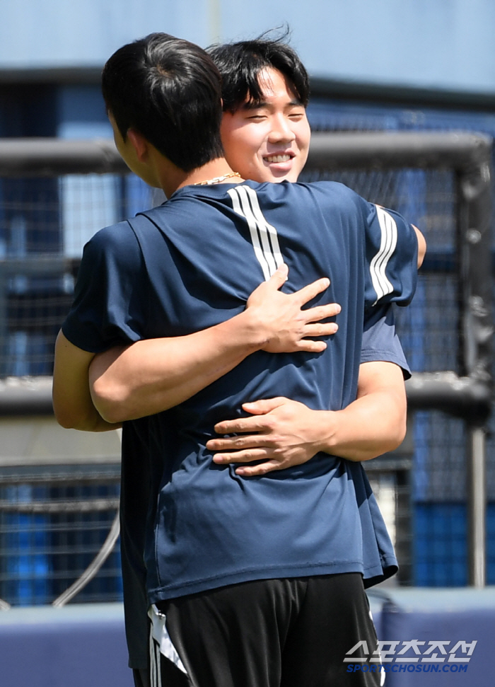 Lotte's Jeon Min-jae, who imitated Doosan's Kim Min-seok, gave a hot hug at Jamsil Stadium the day before the game of fate