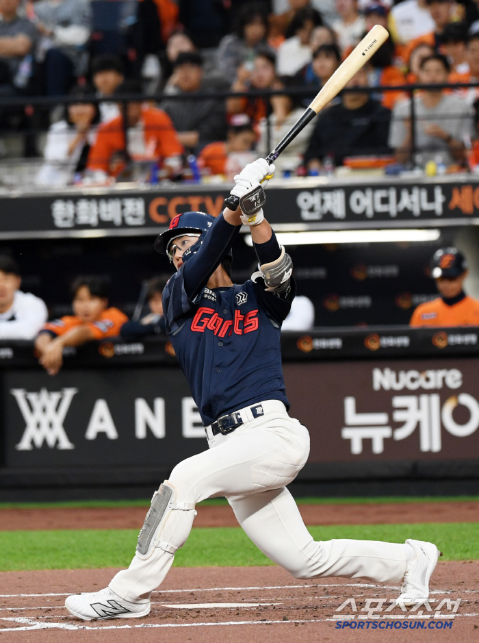 Lotte's Jeon Min-jae, who imitated Doosan's Kim Min-seok, gave a hot hug at Jamsil Stadium the day before the game of fate
