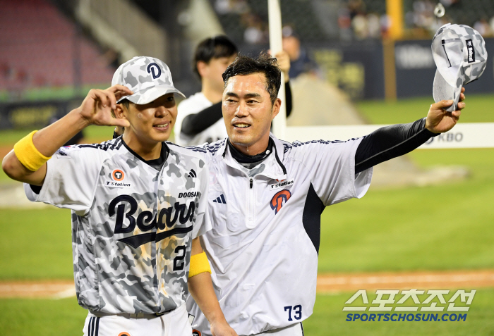 Lotte's Jeon Min-jae, who imitated Doosan's Kim Min-seok, gave a hot hug at Jamsil Stadium the day before the game of fate