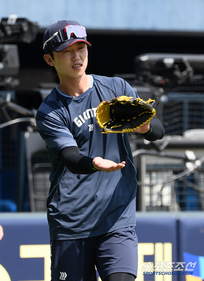 Lotte's Jeon Min-jae, who imitated Doosan's Kim Min-seok, gave a hot hug at Jamsil Stadium the day before the game of fate