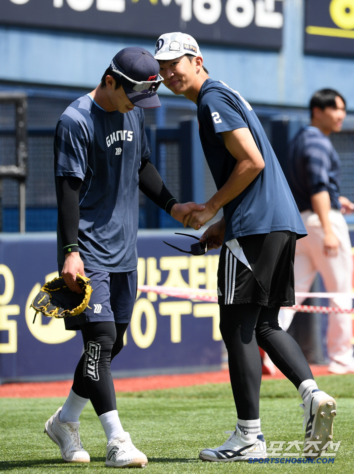 Lotte's Jeon Min-jae, who imitated Doosan's Kim Min-seok, gave a hot hug at Jamsil Stadium the day before the game of fate