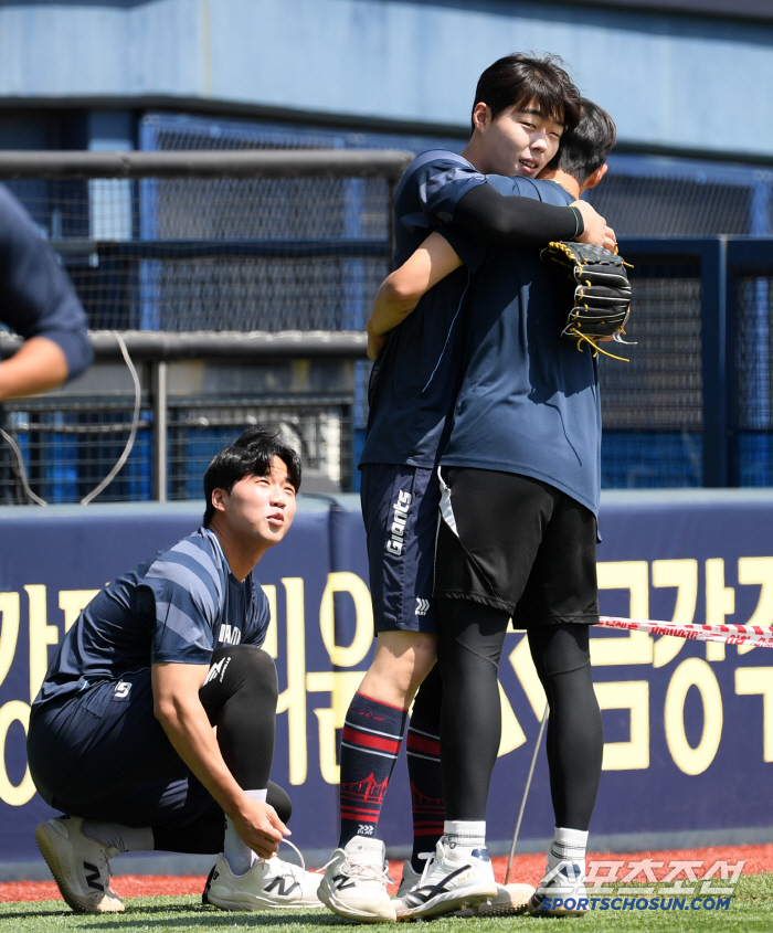 Lotte's Jeon Min-jae, who imitated Doosan's Kim Min-seok, gave a hot hug at Jamsil Stadium the day before the game of fate