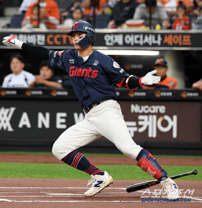 Lotte's super emergency! Even Yoon Dong-hee fell out…Partial damage to the thigh muscle, re-examination after two weeks