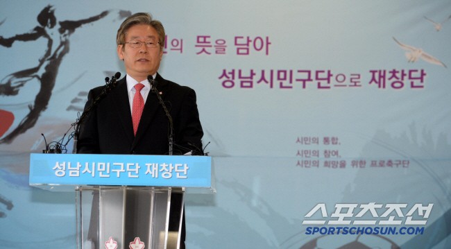 Only 6 countries around the world achieved the first feat President Lee Jae-myung congratulates Hong Myung-bo on his 11th consecutive World Cup trip