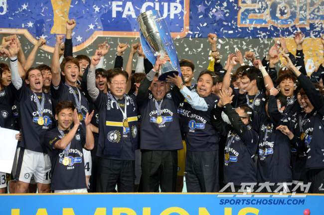 Only 6 countries around the world achieved the first feat President Lee Jae-myung congratulates Hong Myung-bo on his 11th consecutive World Cup trip