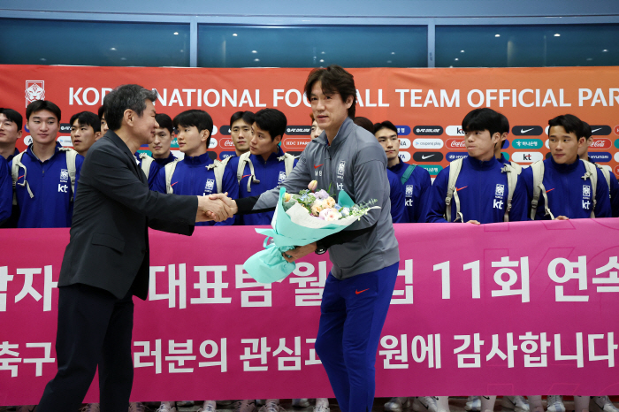 Only 6 countries around the world achieved the first feat President Lee Jae-myung congratulates Hong Myung-bo on his 11th consecutive World Cup trip