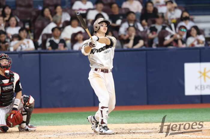 Perfect for the first time! Lee Jung-hoo's successor, LG's thunderbolt equalizer → Defense error? You can hit a home run. Lee Joo-hyung was worried about losing a point