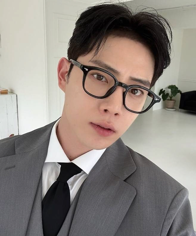  Model Kim Jong-seok's older sister is busy having a funeral. Please make her younger brother spend it comfortably