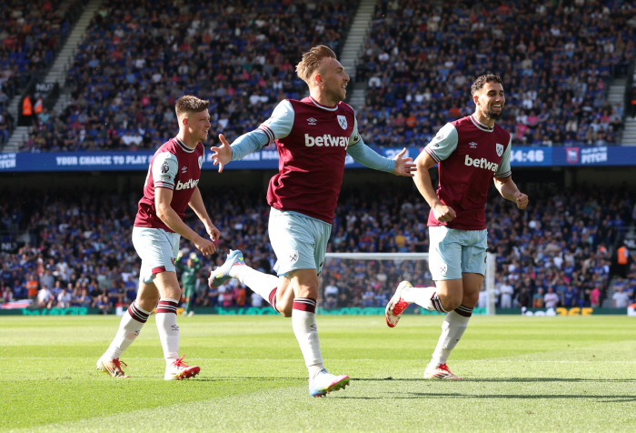 Why are you touching Son Heung-min! Compared to Legendary West Ham captain...He's crazy like SON, but he's not taking anyone