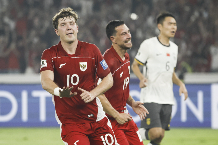  Tears of 1.4 Billion Continents There was no place for China in the World Cup of 48 countries...After a rough match, they lost 0-1 to Indonesia, confirming early elimination