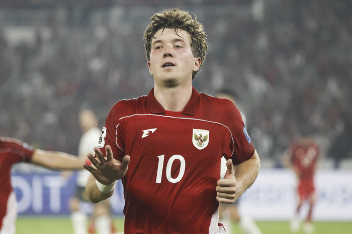  Tears of 1.4 Billion Continents There was no place for China in the World Cup of 48 countries...After a rough match, they lost 0-1 to Indonesia, confirming early elimination