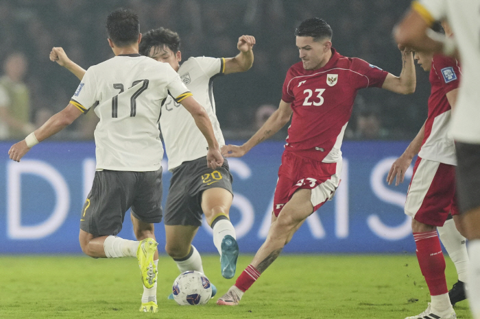  Tears of 1.4 Billion Continents There was no place for China in the World Cup of 48 countries...After a rough match, they lost 0-1 to Indonesia, confirming early elimination