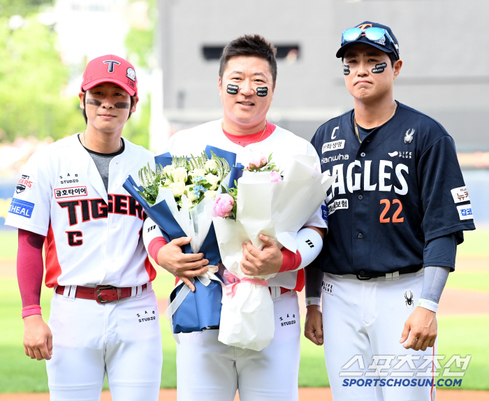 Choi Hyung-woo's 400 Home Run Award Ceremony for the 4th time in KBO history...Club MVP in May, double celebration