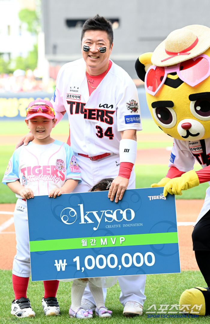 Choi Hyung-woo's 400 Home Run Award Ceremony for the 4th time in KBO history...Club MVP in May, double celebration