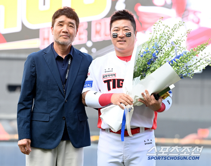 Choi Hyung-woo's 400 Home Run Award Ceremony for the 4th time in KBO history...Club MVP in May, double celebration