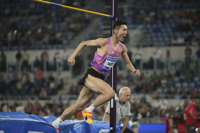 Crazy! Woo Sang-hyuk even had the season's best 2m32 Roman Diamond League..All six competitions participated this year are amazing