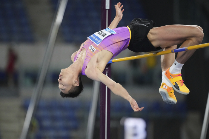 Crazy! Woo Sang-hyuk even had the season's best 2m32 Roman Diamond League..All six competitions participated this year are amazing