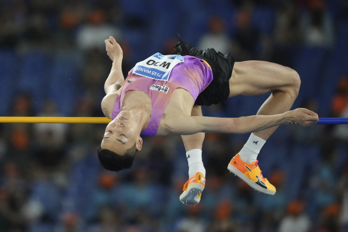 Crazy! Woo Sang-hyuk even had the season's best 2m32 Roman Diamond League..All six competitions participated this year are amazing