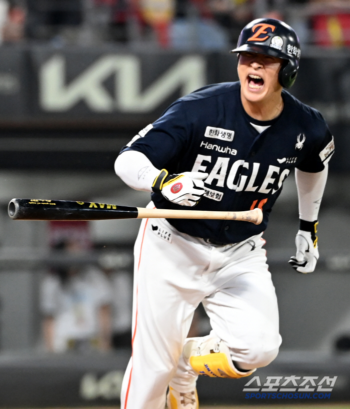 Hanwha, the No. 1 LG 0.5G car, overpowered KIA in the 11th inning of extra time...Chae Eun-sung's crazy defense that blocked the walk-off loss → Lee Jin-young's final hit 