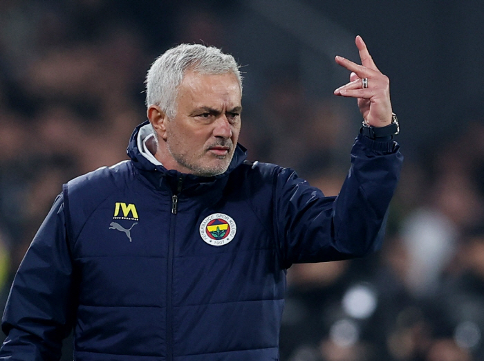 It's crazy! Heungmin, let's win one more time with me. My beloved Mourinho will officially negotiate preparations for a surprise reunion this summer