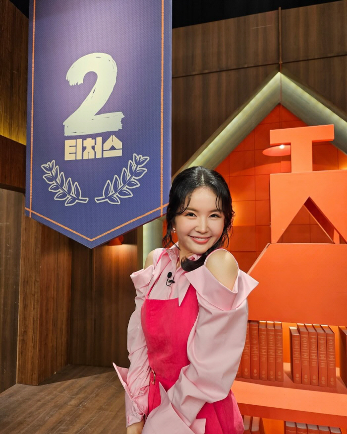 It's the first time I shook my hand when I saw Jang Young-ran's report card..Jealous of my daughter's age (Teachers 2)