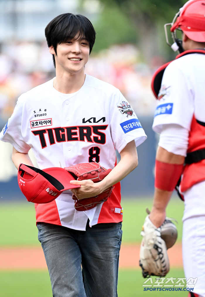  ATEEZ Yun Ho, smiling flower