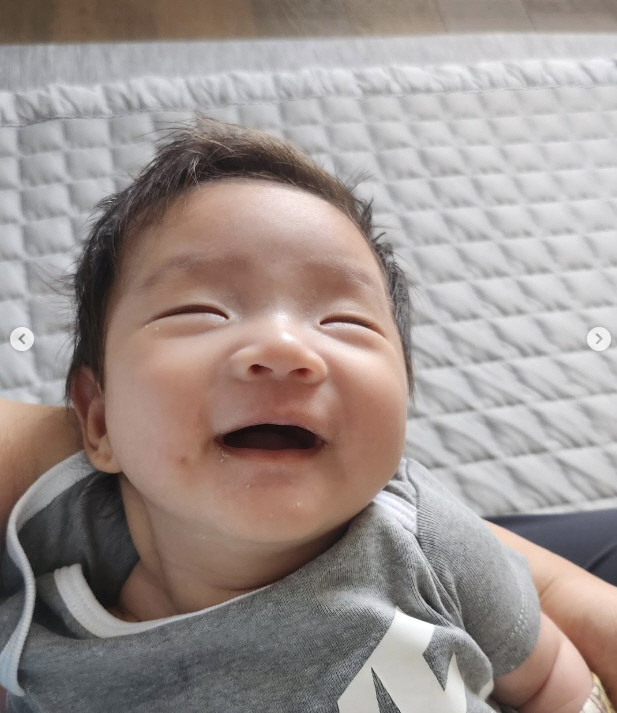 Son Dambi, her daughter is so pretty even if she cries at a solitary childcare...The dimple smile that's already been destroyed