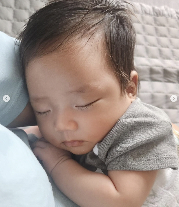 Son Dambi, her daughter is so pretty even if she cries at a solitary childcare...The dimple smile that's already been destroyed