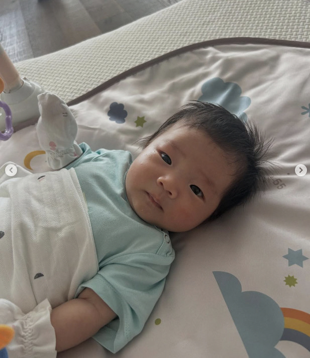 Son Dambi, her daughter is so pretty even if she cries at a solitary childcare...The dimple smile that's already been destroyed