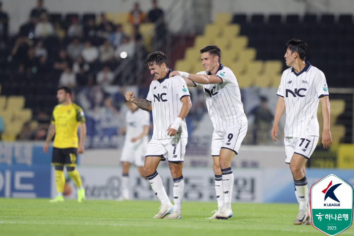 Valdivia's first goal, E-Land, ranked third in the E-Land, ranked fourth in South Jeolla Province, drew 11 after a bloody battle