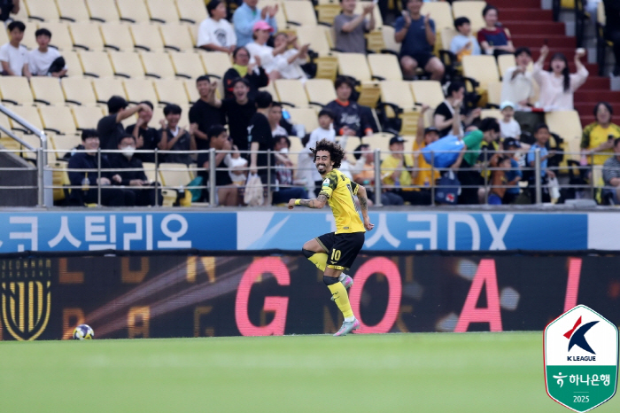 Valdivia's first goal, E-Land, ranked third in the E-Land, ranked fourth in South Jeolla Province, drew 11 after a bloody battle