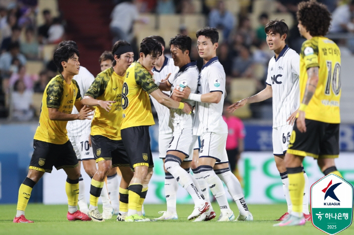 Valdivia's first goal, E-Land, ranked third in the E-Land, ranked fourth in South Jeolla Province, drew 11 after a bloody battle
