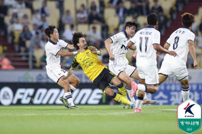 Valdivia's first goal, E-Land, ranked third in the E-Land, ranked fourth in South Jeolla Province, drew 11 after a bloody battle