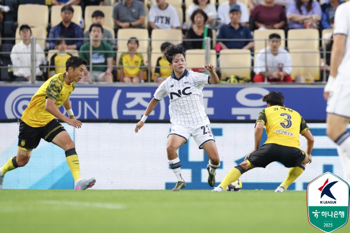 Valdivia's first goal, E-Land, ranked third in the E-Land, ranked fourth in South Jeolla Province, drew 11 after a bloody battle