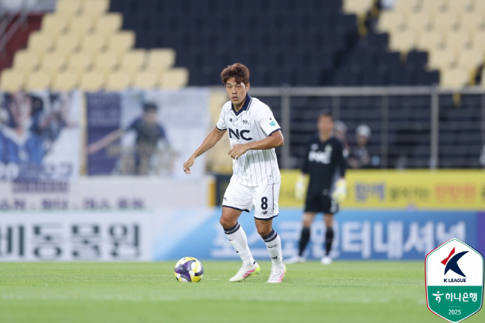 Valdivia's first goal, E-Land, ranked third in the E-Land, ranked fourth in South Jeolla Province, drew 11 after a bloody battle