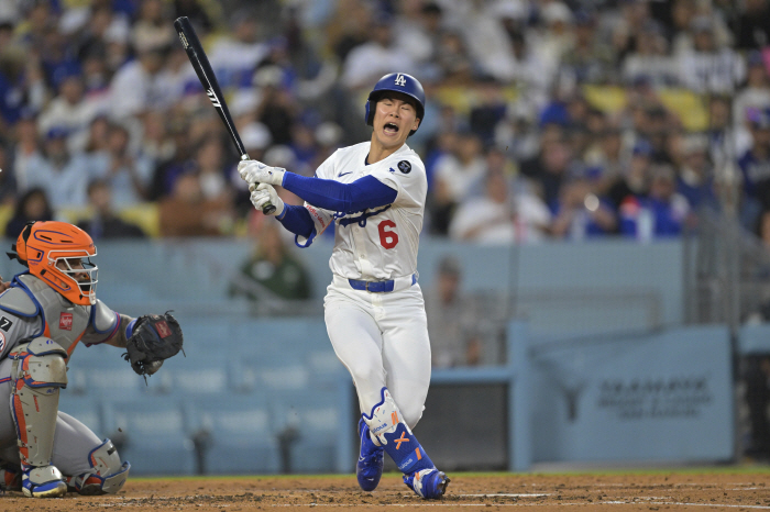 Your ankle is fine and you're right-handed. Why? Kim Hye-sung is on the verge of missing the first three games in a row, and Taxi Squad Outman soon goes to Triple-A