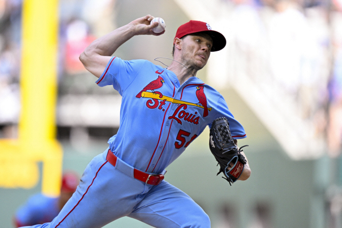 Your ankle is fine and you're right-handed. Why? Kim Hye-sung is on the verge of missing the first three games in a row, and Taxi Squad Outman soon goes to Triple-A