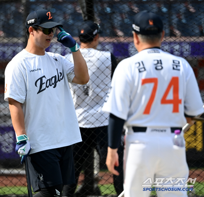 You're doing so well...0.059 It's terrible, but why was the head coach the fourth batter of Hanwha Dadok