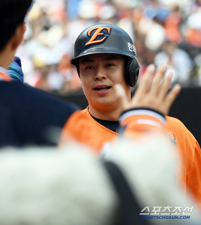 You're doing so well...0.059 It's terrible, but why was the head coach the fourth batter of Hanwha Dadok