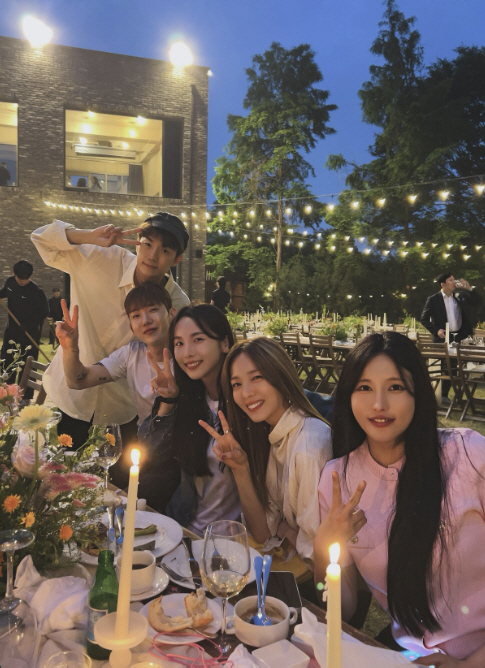 Bouquet Collector Cho Kwon Unveils Miss A Min's Handsome Husband...JYP family is here. 
