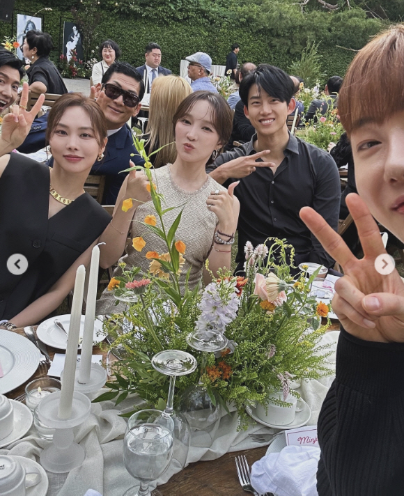 Bouquet Collector Cho Kwon Unveils Miss A Min's Handsome Husband...JYP family is here. 
