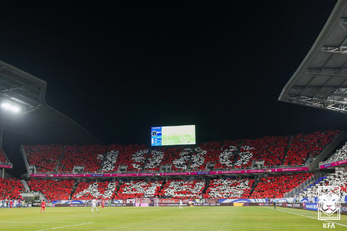 The card section for WE, which has advanced to the World Cup finals for the 11th consecutive time, and Kuwait's final match is a venue for the festival...Celebration performance → Team ceremony