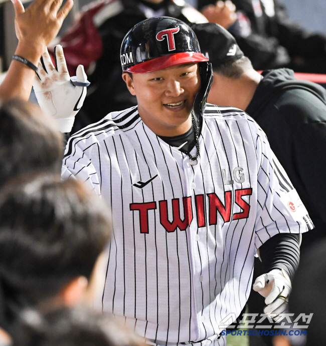 Chew on the second team. Yum Liang's special order is being completed. Three home runs in one game, five home runs in five games, and seven home runs exploded 