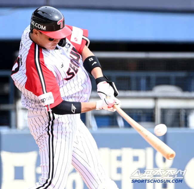 Chew on the second team. Yum Liang's special order is being completed. Three home runs in one game, five home runs in five games, and seven home runs exploded 