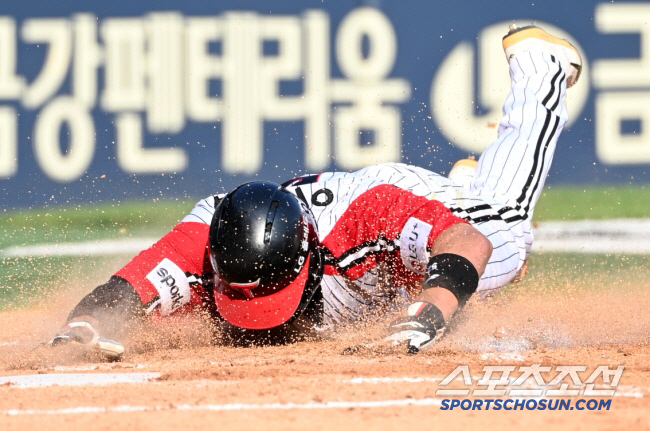 Chew on the second team. Yum Liang's special order is being completed. Three home runs in one game, five home runs in five games, and seven home runs exploded 