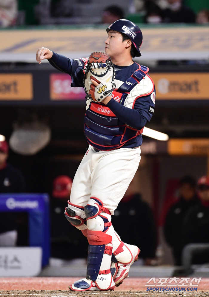 I didn't care about the fence Kim Won-joong saved Kim Dong-hyuk's The Catch, and the young fielders of good defense who flew all over the body to Information Geun, won