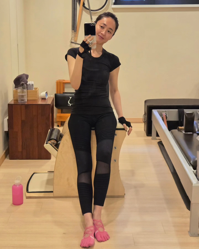 Is this figure possible at 42? ...Kim Min-jung's curved body gaze → Hot item toe shoes are also eye-catching