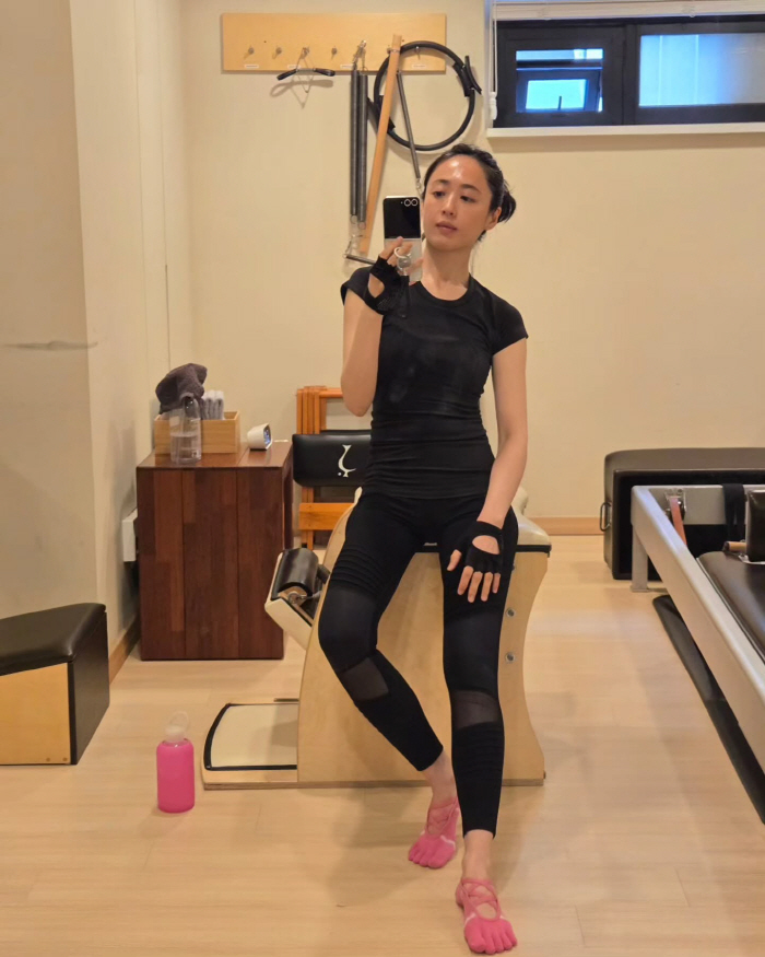 Is this figure possible at 42? ...Kim Min-jung's curved body gaze → Hot item toe shoes are also eye-catching